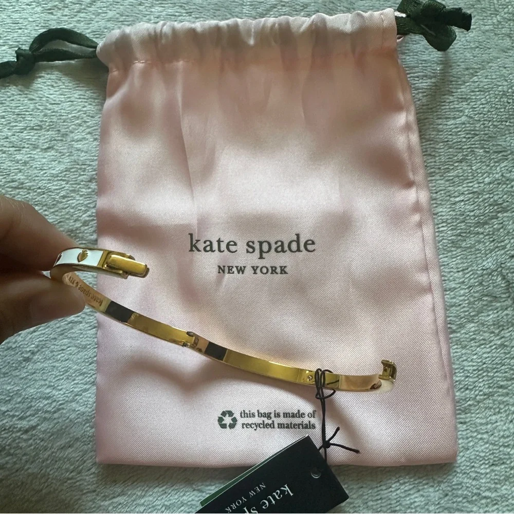 NWT Kate Spade Spot The Spade Clasp Bangle Bracelet Gold/White‎